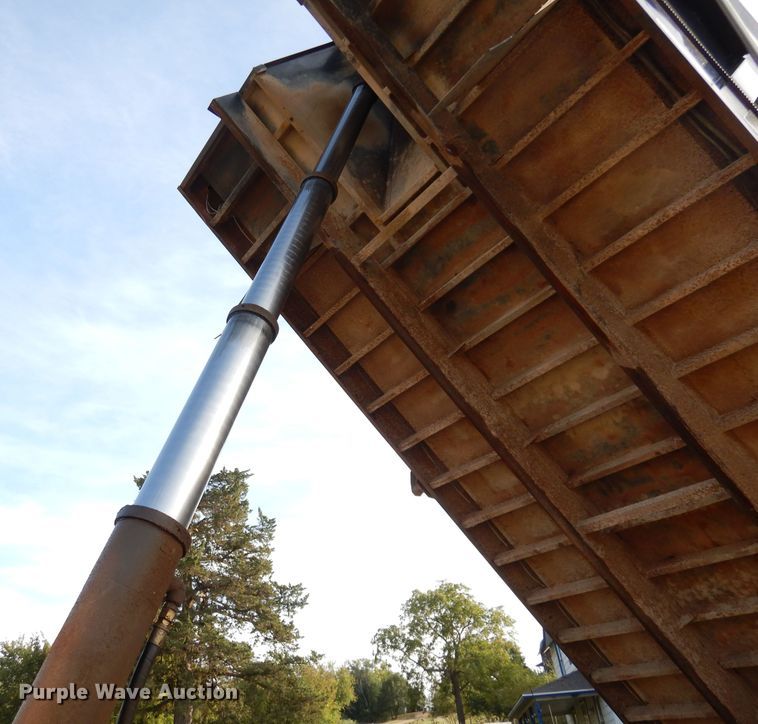 image for item DK2999 1996 Peterbilt 379  dump truck