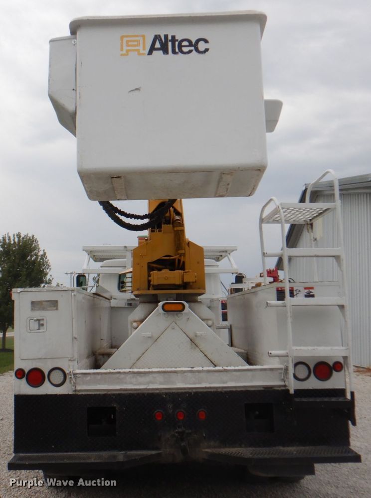 image for item DL0180 1994 International 4700  bucket truck