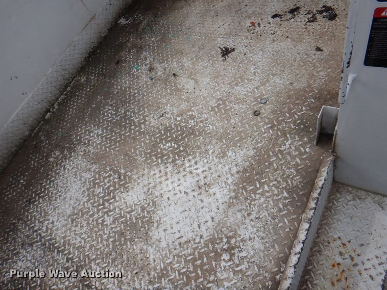 image for item DL0180 1994 International 4700  bucket truck