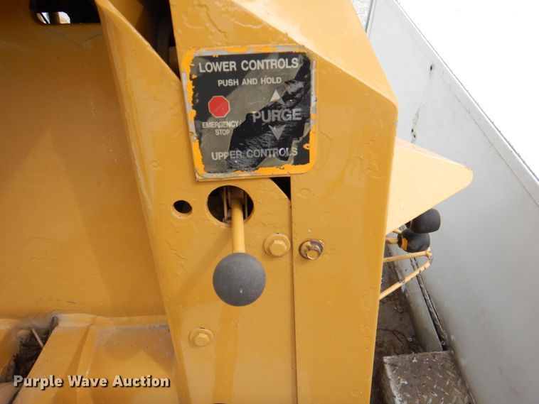 image for item DL0180 1994 International 4700  bucket truck