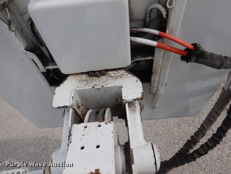 image for item DL0180 1994 International 4700  bucket truck