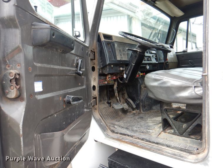 image for item DL0180 1994 International 4700  bucket truck