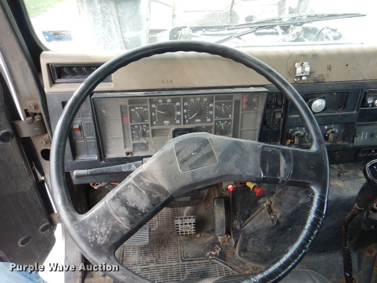 image for item DL0180 1994 International 4700  bucket truck