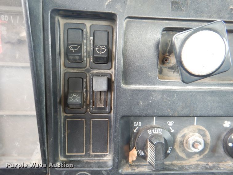 image for item DL0180 1994 International 4700  bucket truck