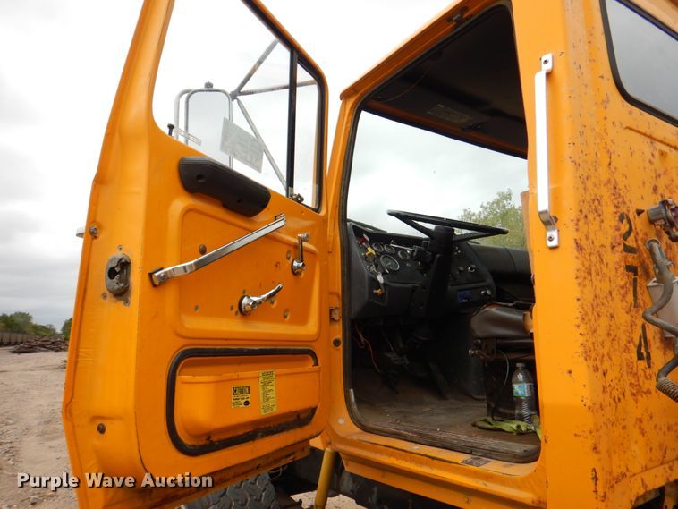 image for item DL0190 1985 Ford LT9000  semi truck