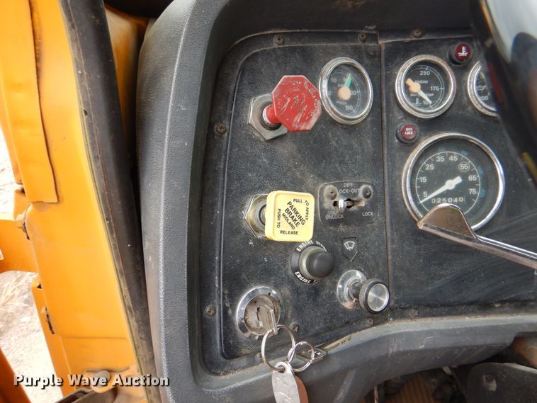 image for item DL0190 1985 Ford LT9000  semi truck