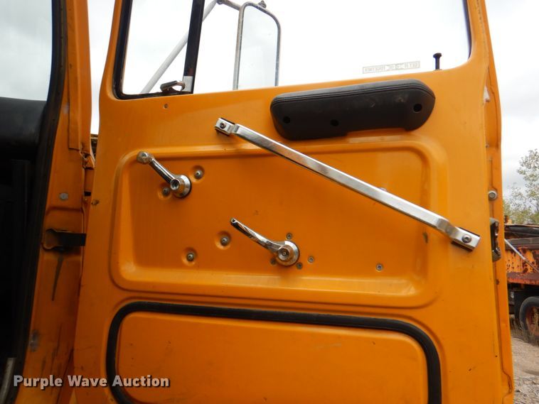 image for item DL0190 1985 Ford LT9000  semi truck