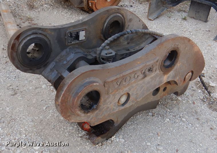 Volvo hydraulic quick coupler in Wamego, KS Item DL3206 sold Purple