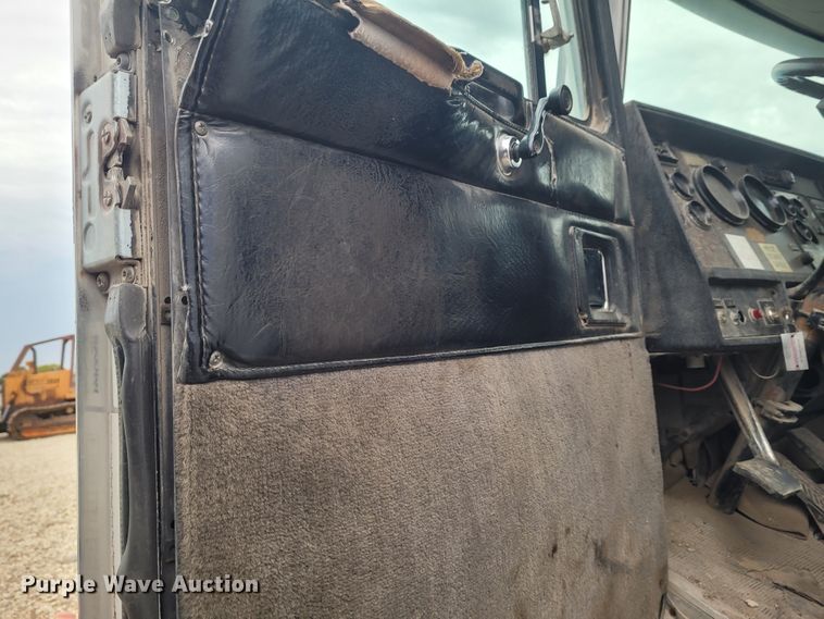 image for item FC9060 1994 Kenworth T600  fuel truck