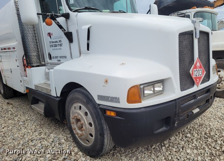 image for item FC9060 1994 Kenworth T600  fuel truck