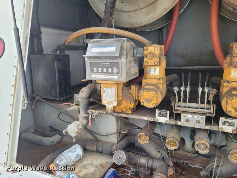 image for item FC9060 1994 Kenworth T600  fuel truck