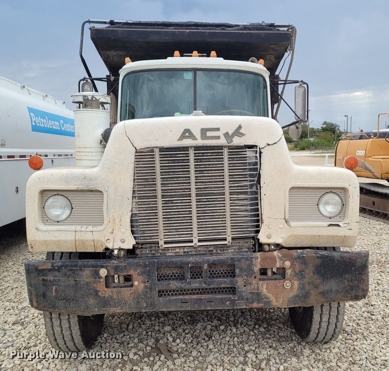 image for item FC9061 1984 Mack R686ST  dump truck