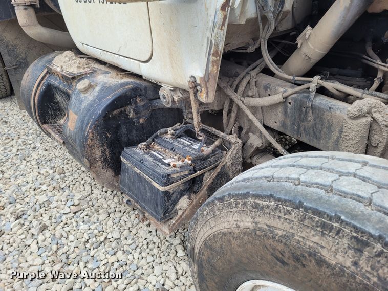 image for item FC9061 1984 Mack R686ST  dump truck