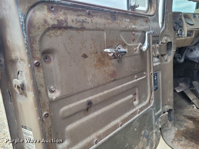 image for item FC9061 1984 Mack R686ST  dump truck