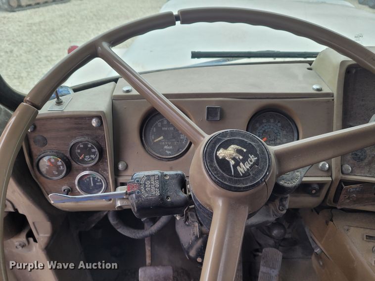 image for item FC9061 1984 Mack R686ST  dump truck