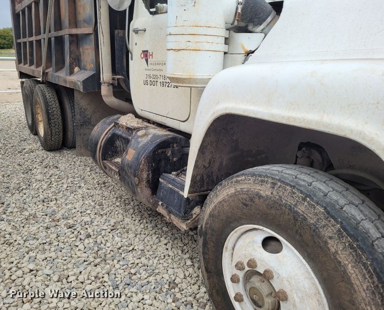 image for item FC9061 1984 Mack R686ST  dump truck