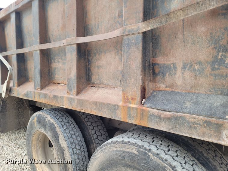 image for item FC9061 1984 Mack R686ST  dump truck