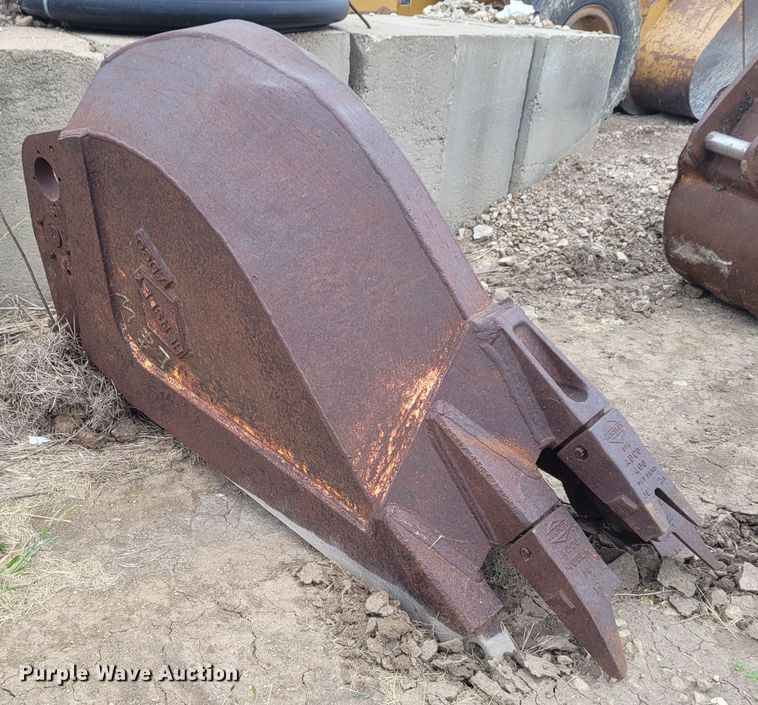 image for item FC9076 Hensley  24"W excavator bucket