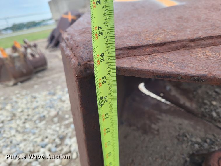 image for item FC9078 26"W clam shell bucket