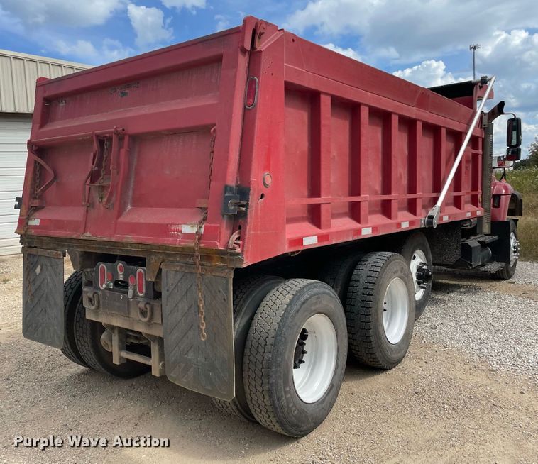 image for item IF9257 2005 International 7600  dump truck