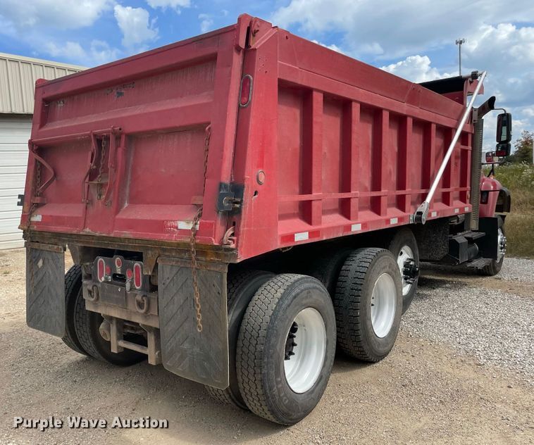 image for item IF9257 2005 International 7600  dump truck