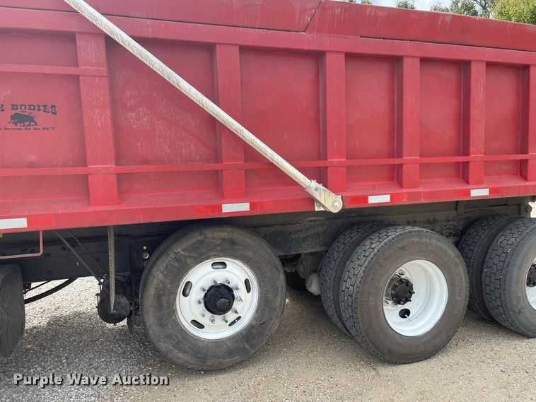 image for item IF9257 2005 International 7600  dump truck