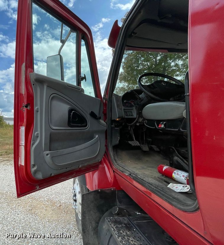 image for item IF9257 2005 International 7600  dump truck