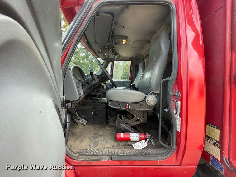 image for item IF9257 2005 International 7600  dump truck