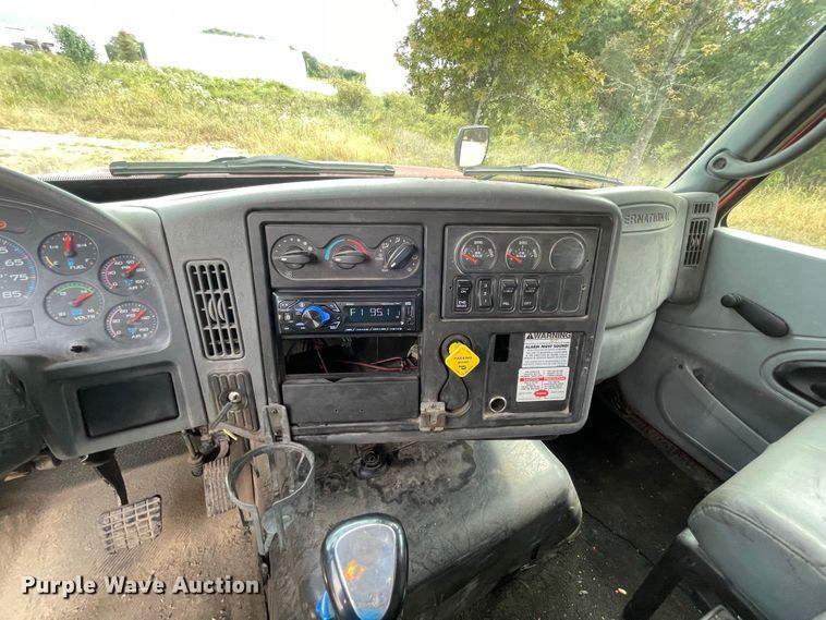 image for item IF9257 2005 International 7600  dump truck