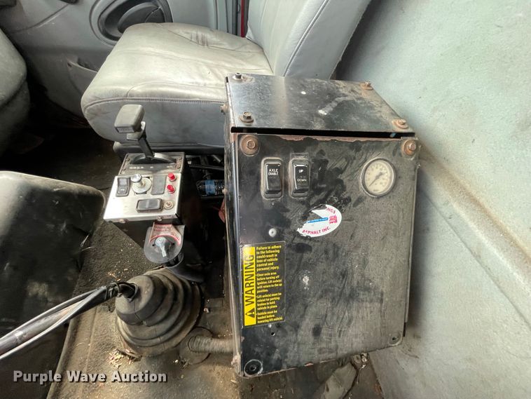 image for item IF9257 2005 International 7600  dump truck