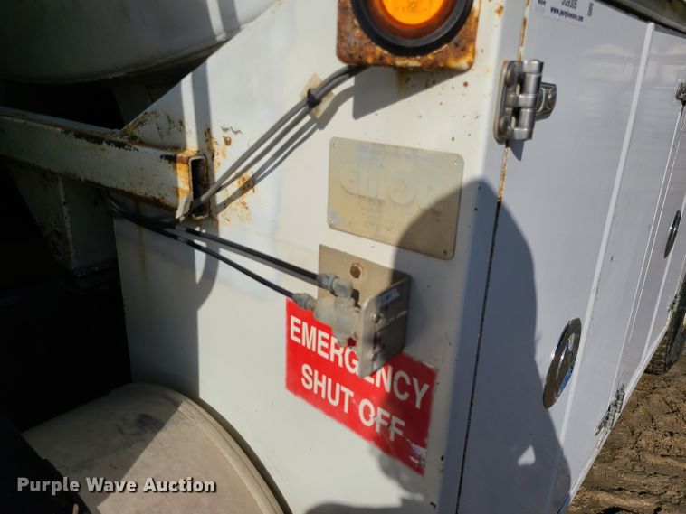 image for item JG9305 2005 Sterling LT7500  fuel / lube truck