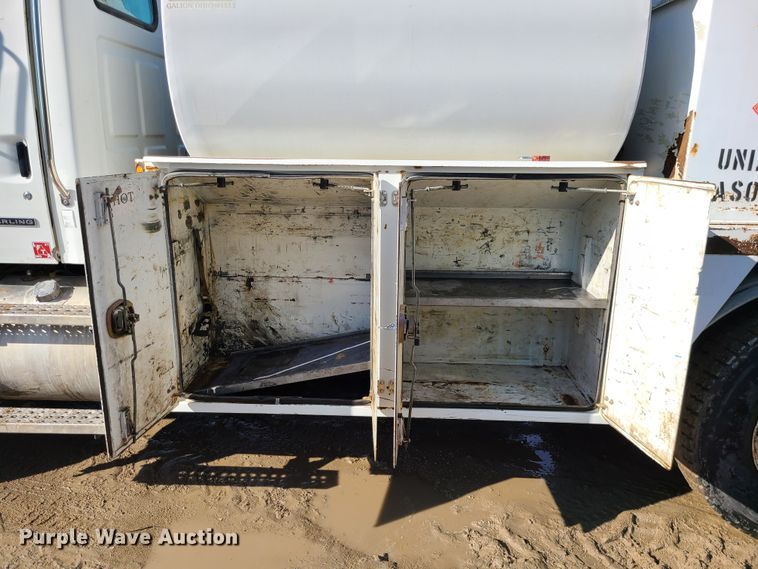 image for item JG9305 2005 Sterling LT7500  fuel / lube truck