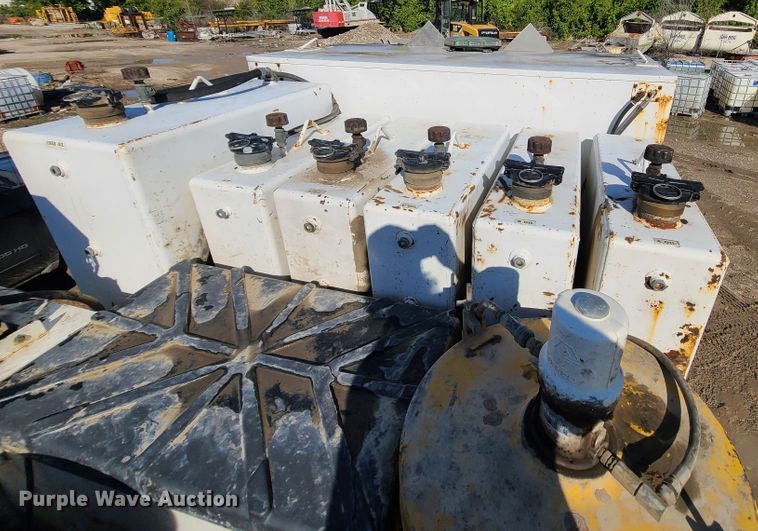 image for item JG9305 2005 Sterling LT7500  fuel / lube truck