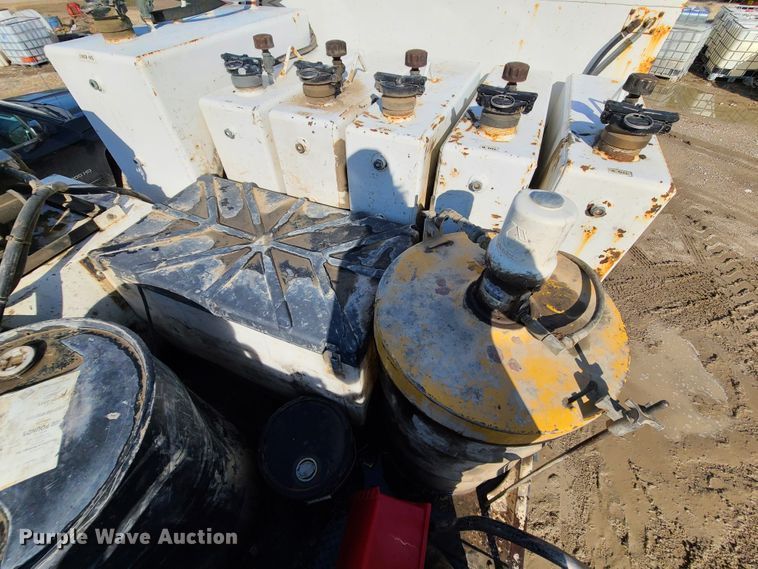 image for item JG9305 2005 Sterling LT7500  fuel / lube truck