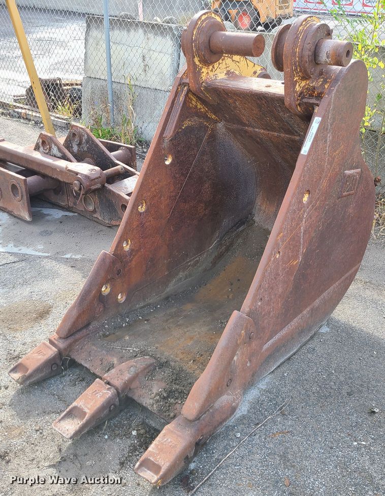 image for item JG9331 Caterpillar  32" W excavator bucket