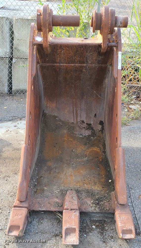 image for item JG9331 Caterpillar  32" W excavator bucket