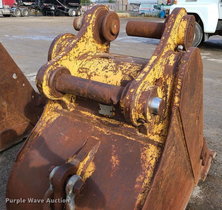 image for item JG9331 Caterpillar  32" W excavator bucket