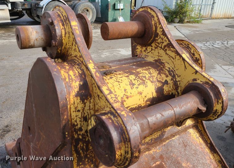 image for item JG9331 Caterpillar  32" W excavator bucket