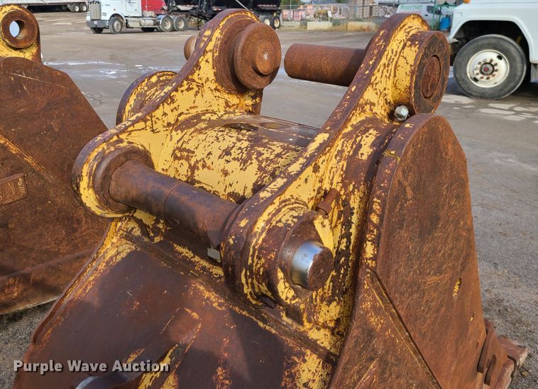 image for item JG9331 Caterpillar  32" W excavator bucket