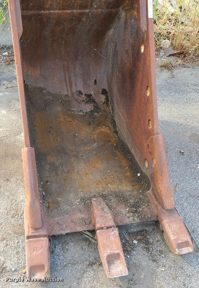 image for item JG9331 Caterpillar  32" W excavator bucket