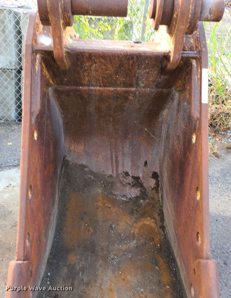 image for item JG9331 Caterpillar  32" W excavator bucket