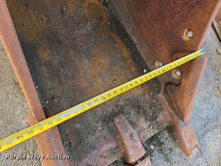 image for item JG9331 Caterpillar  32" W excavator bucket