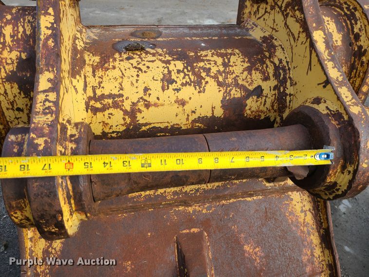 image for item JG9331 Caterpillar  32" W excavator bucket