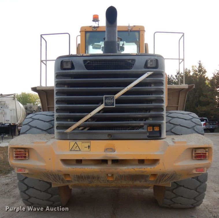 image for item JQ9281 2004 Volvo L220E  wheel loader