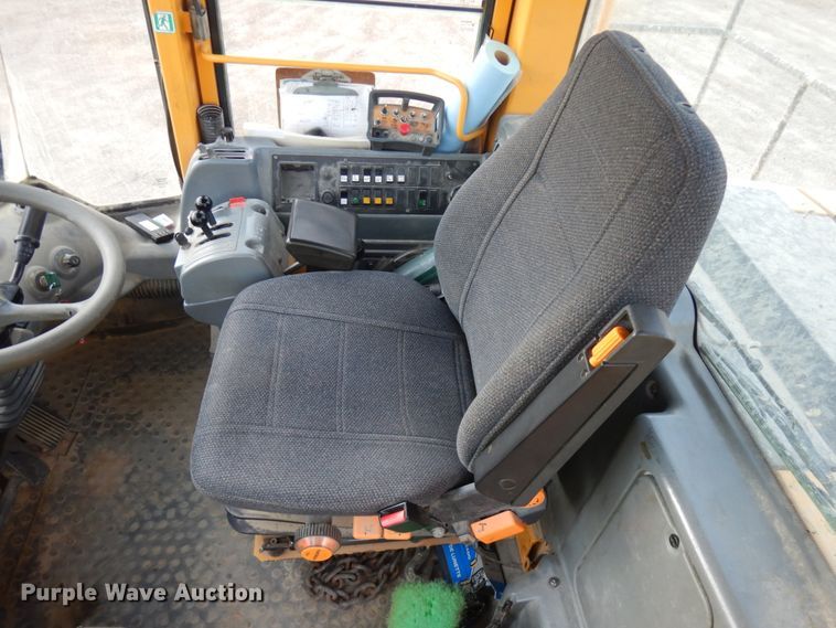 image for item JQ9281 2004 Volvo L220E  wheel loader