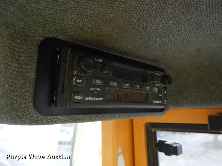 image for item JQ9281 2004 Volvo L220E  wheel loader