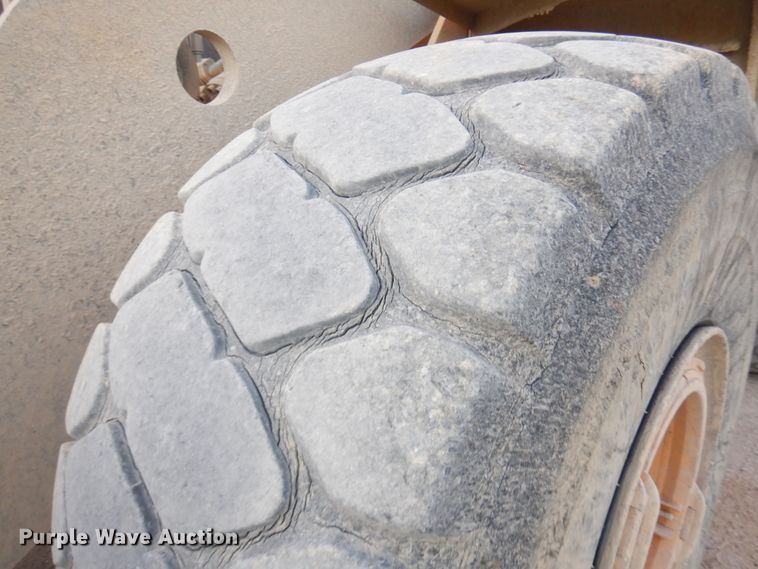 image for item JQ9281 2004 Volvo L220E  wheel loader