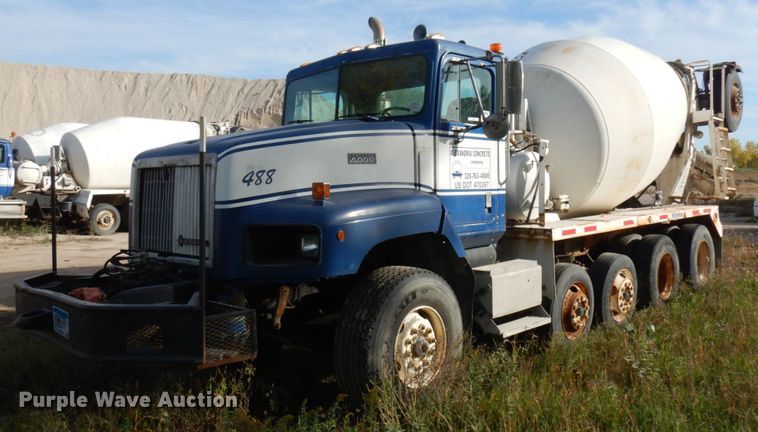 image for item JQ9291 2000 International 5000  ready mix truck