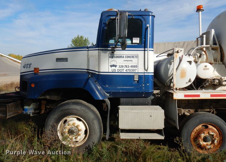 image for item JQ9291 2000 International 5000  ready mix truck