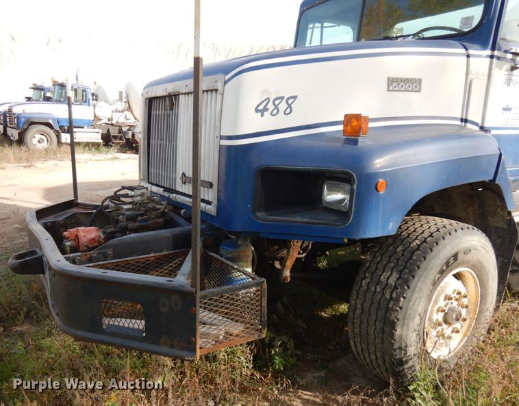 image for item JQ9291 2000 International 5000  ready mix truck